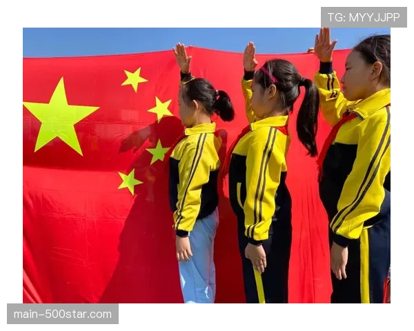 “特写：泰山vs海港一战，看台上父子传承的球衣与不变的呐喊”